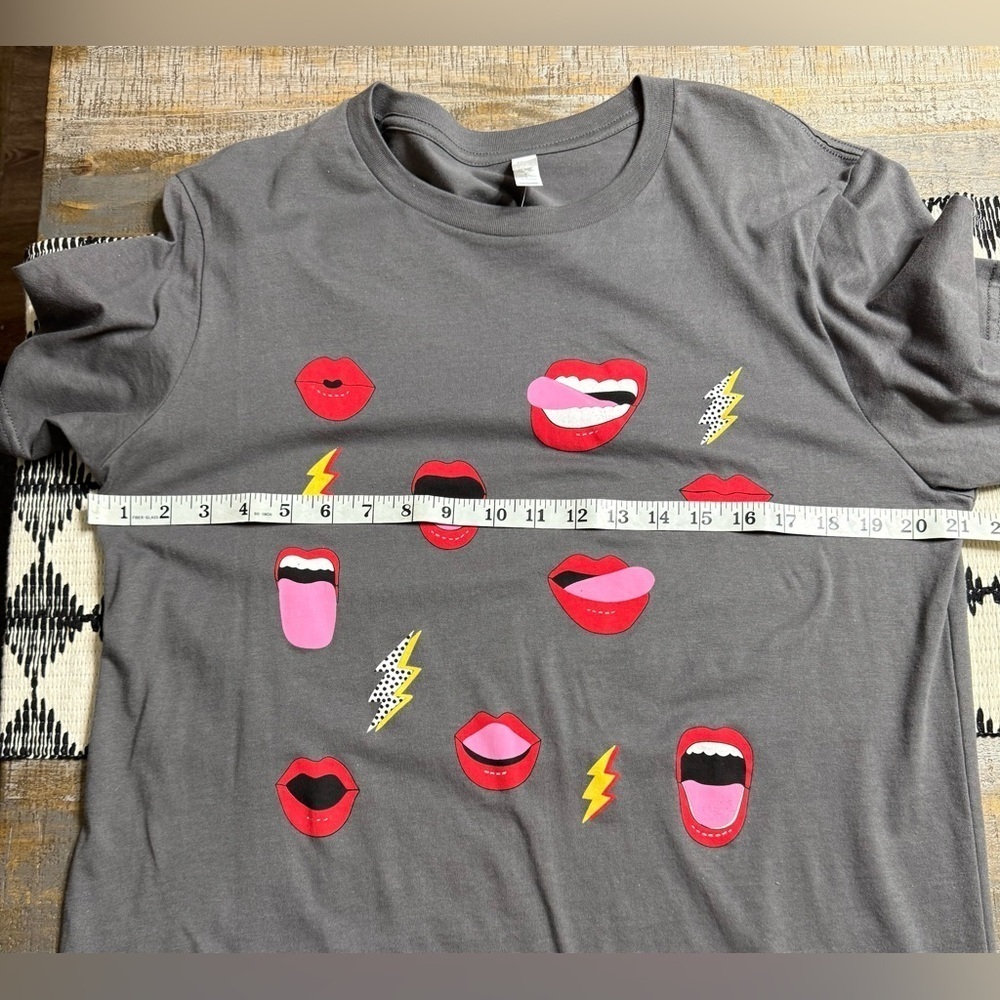 Bella Canvas Graphic lips T-Shirt - Picture 7 of 8
